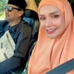 Faezah Elai Instagram – Bila time raya,mak pak jgn dok ajaq anak pi raya ngan org Sbb nk dpt duit raya.. jgn ajaq anak hadap duit org.. paihtu bila org yg kurang kemampuan bg 3 ringgit,hg meroyan Sbb dpt duit raya sikit.. duit raya ni bukan wajib bg pon.. 

Bygkan drp kecik dah ajaq anak suruh pi raya utk dpt duit raya.. 
Yg cantik nya bila raya ajaq anak cara memaafkan org lain dan memintak maaf jika ada buat org terasa dgn kita.. 

Maini masa kecik dulu,pak maini tk bg kami mintak duit raya masa pi raya kt umah org Sbb tk semua org mampu bg duit raya ni..tp dulu org bg duit raya 2 kupang ja.. tkdak sapa complain.. lani bg 3 ringgit byk bunyi.. 
Klu maini aku bg kuih raya ja.. 🙄 baru lah raya!! 
.
#rayazamanlani #doneberletiaq #kutipduitraya #faezahelai