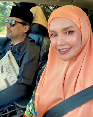 Faezah Elai Instagram - Bila time raya,mak pak jgn dok ajaq anak pi raya ngan org Sbb nk dpt duit raya.. jgn ajaq anak hadap duit org.. paihtu bila org yg kurang kemampuan bg 3 ringgit,hg meroyan Sbb dpt duit raya sikit.. duit raya ni bukan wajib bg pon.. 

Bygkan drp kecik dah ajaq anak suruh pi raya utk dpt duit raya.. 
Yg cantik nya bila raya ajaq anak cara memaafkan org lain dan memintak maaf jika ada buat org terasa dgn kita.. 

Maini masa kecik dulu,pak maini tk bg kami mintak duit raya masa pi raya kt umah org Sbb tk semua org mampu bg duit raya ni..tp dulu org bg duit raya 2 kupang ja.. tkdak sapa complain.. lani bg 3 ringgit byk bunyi.. 
Klu maini aku bg kuih raya ja.. 🙄 baru lah raya!! 
.
#rayazamanlani #doneberletiaq #kutipduitraya #faezahelai