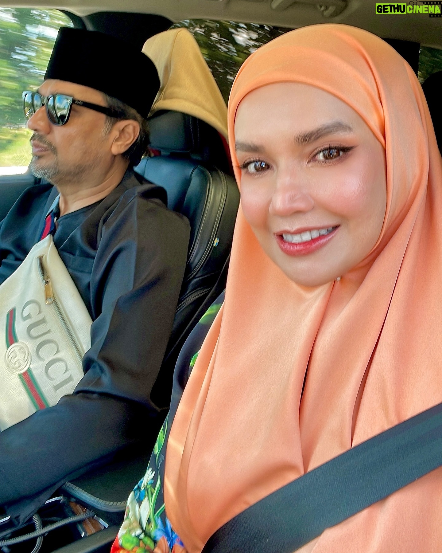 Faezah Elai - 3 Likes - Bila time raya,mak pak jgn dok ajaq anak pi raya ngan org Sbb nk dpt duit raya.. jgn ajaq anak hadap duit org.. paihtu bila org yg kurang kemampuan bg 3 ringgit,hg meroyan Sbb dpt duit raya sikit.. duit raya ni bukan wajib bg pon..
Bygkan drp kecik dah ajaq anak suruh pi raya utk dpt duit raya..
Yg cantik nya bila raya ajaq anak cara memaafkan org lain dan memintak maaf jika ada buat org terasa dgn kita..
Maini masa kecik dulu,pak maini tk bg kami mintak duit raya masa pi raya kt umah org Sbb tk semua org mampu bg duit raya ni..tp dulu org bg duit raya 2 kupang ja.. tkdak sapa complain.. lani bg 3 ringgit byk bunyi..
Klu maini aku bg kuih raya ja.. 🙄 baru lah raya!!
.
#rayazamanlani #doneberletiaq #kutipduitraya #faezahelai