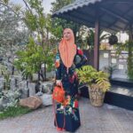Faezah Elai Instagram – Baru sempat nk post gambaq raya ke2 ampa oii… kalut ampa..
Ok baju kurung yg maini pakai ngan anak2 maini from @mawarcotton ampa.. elok sgt.. anak2 maini kata selesa tk raya gatai.. maklumlah panaih lit2 kt penang ni ampa.. 
Tu yg pakai bawal simple2 ja Sbb panaih kt penang kali ni lain maciammmm..
.
Thank you @mawarcotton 
.
#ootd #ootdraya #faezahelaiootd #ootdfaezahelai #rayaday2 #mawarcotton