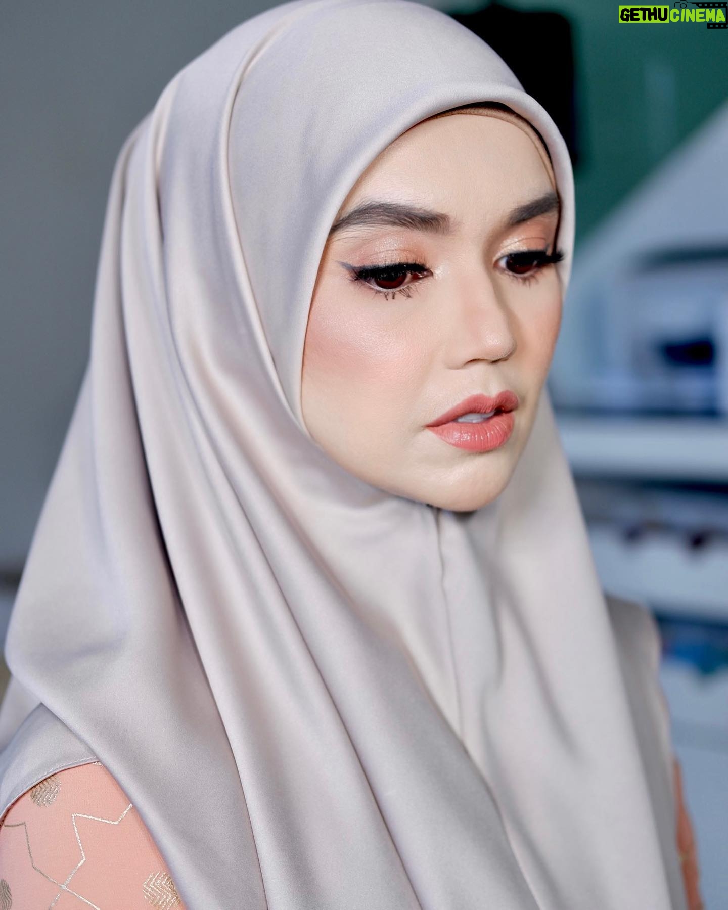 Faezah Elai Instagram - Kami lapaq.. nk mkn takut gemok.. tk makan lapaq pulak.. jd apa perlu sy lakukan? Perlukah mkn dulu menyesai kemudian? Atau amik Bau saja? Hurmmm… 🤔🤔 . #feelingconfusedandhungry #faezahelai #lapaq