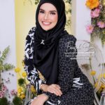 Faezah Elai Instagram - I’m not a big fan of black but this black and white from Hajeera Series @mawarcotton I don’t mind at all.. 😁 What say you?? ☺️ . #mawarcotton #hajeeraseries #bajukurung #faezahelai #hijabi #hijabers #hijabfashion #lovelovelove