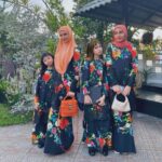Faezah Elai Instagram – Baru sempat nk post gambaq raya ke2 ampa oii… kalut ampa..
Ok baju kurung yg maini pakai ngan anak2 maini from @mawarcotton ampa.. elok sgt.. anak2 maini kata selesa tk raya gatai.. maklumlah panaih lit2 kt penang ni ampa.. 
Tu yg pakai bawal simple2 ja Sbb panaih kt penang kali ni lain maciammmm..
.
Thank you @mawarcotton 
.
#ootd #ootdraya #faezahelaiootd #ootdfaezahelai #rayaday2 #mawarcotton
