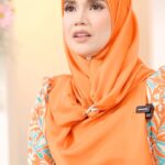 Faezah Elai Instagram - Tahukah anda,cheq ni Mudah terhibur..😂🤣 kadang tk lawak sgt pon dh dok gelak terok sampai meleleh ayaq mata.. Tgh shooting tetiba nk tergelak,jenuh semua kena tunggu kami gelak bg habih klu dak tk leh nk berlakon.. 😂🤣 Penah kena marah dgn Director masa shooting cerita Tanda Putera,pukui 2 pagi,scene sedih kena menangis.. Ada pelakon dok buat lawak kami gelak sampai tk leh stop,kena maki,Tp still tk stop gelak.. 😂🤣 Kami punya gelak brake rosak tk mkn.. Bila start gelak tk leh nk stop! And my whole family mmg gelak tk leh nk brake! Kami punya brake gelak tk mkn!! Sapa perangai mcm ni jugak?? 😂🤣😂🤣 . Dh beli baju kurung @mawarcotton dak?? . #mawarcotton #faezahelai #feelingblessed #alhamdulillah #lovelovelove