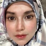 Faezah Elai Instagram – Sunscreen,lip balm   misai 
Naked skin..
Dulu tk dak pon misai.. dh tua2 ni mcm2 jenih bulu dok keluaq.. takut keluaq janggut pulak lepaih ni 🤔
Ampa ada dak masalah naik misai janggut ni?
My skin after almost 10 years with @officialpurestbyfaezahelai 
.
P/s : pls excuse my dark circles..

Klu ampa dh try mcm2 skincare tp tkdak perubahan means ur skin probably needs a treatment.. tp treatment compom mahai kan.. ampa mungkin nk consider to try home Microneedling.. jimat duit buat sendiri kt umah.. tk payah stop ampa punya skincare routine cuma add on treatment ni dlm ampa punya daily skincare..
.
@officialpurestbyfaezahelai 
@officialpurestbyfaezahelai 
@officialpurestbyfaezahelai 
.
Purchase from @shopee_my 
faezahelai.os
Or from tiktok shop..
.
#skincare #homemicroneedling #microneedling #dermaroller #veganskincare #deepscars #acnescars #skintreatment #skincarejunkie #skincaretips