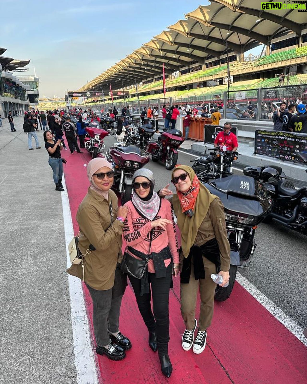 Faezah Elai Instagram - With all this cray2 aunties.. dh tua pon gila.. 🤣😂 . #friendship #faezahelai #feelingblessed #alhamdulillah #lovelovelove