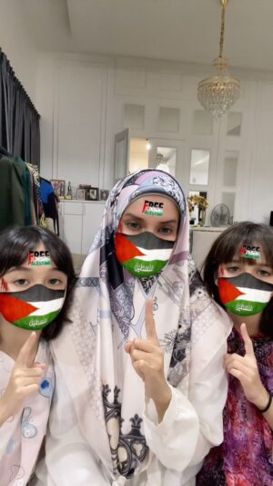 Faezah Elai Instagram - Jumaah Mubarak..
We stand for Palestine!
ٱللَّٰهُ أَكْبَرُ  ٱللَّٰهُ أَكْبَرُ  ٱللَّٰهُ أَكْبَرُ

#auroraheyricca #faezahelai #dealovaheyrinna #standforpalestine #freepalastine