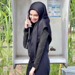Faezah Elai Instagram - Hello 2024.. pls be nice to me..Will you… Rasa mcm baru je masuk 1994.. tetiba dh 2024.. Rasa mcm baru je pakai baju sekolah.. tetiba hari ni hantar anak gi sekolah.. Rasa mcm baru je makan nasi mak masak.. tetiba hari ni kena masak sendiri anak nk makan.. Klu lah boleh diulangi masa Bukan utk betulkan kesilapan,tp utk appreciate setiap moment yg lupa utk ucap rasa syukur.. Tq Allah utk peluang bernafas dan peluang utk bertaubat dan istiqomah ke jln MU.. Semoga 2024 akan menjadi moment yg akan membuat kita tersenyum.. Barakallah Fiikum . #2024 #happynewyear #faezahelai #feelingblessed #alhamdulilah