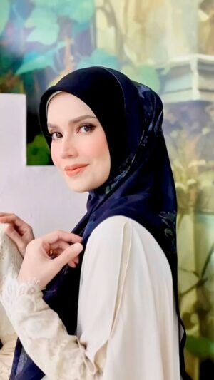 Faezah Elai Instagram - Kami dua ni maini2 penang yg akan mengeggaqkan tudung @aminiehijab_hq 
Jgn dok parrr ja.. pi lah beli lekaih!!
.
#aminiehijab #tudungsarung #tudungraya #faezahelai