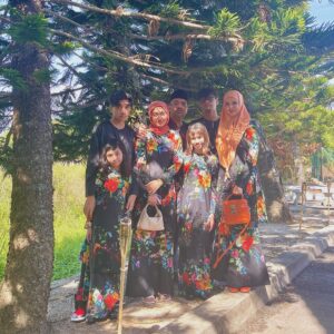 Faezah Elai Instagram - Baru sempat nk post gambaq raya ke2 ampa oii… kalut ampa..
Ok baju kurung yg maini pakai ngan anak2 maini from @mawarcotton ampa.. elok sgt.. anak2 maini kata selesa tk raya gatai.. maklumlah panaih lit2 kt penang ni ampa.. 
Tu yg pakai bawal simple2 ja Sbb panaih kt penang kali ni lain maciammmm..
.
Thank you @mawarcotton 
.
#ootd #ootdraya #faezahelaiootd #ootdfaezahelai #rayaday2 #mawarcotton