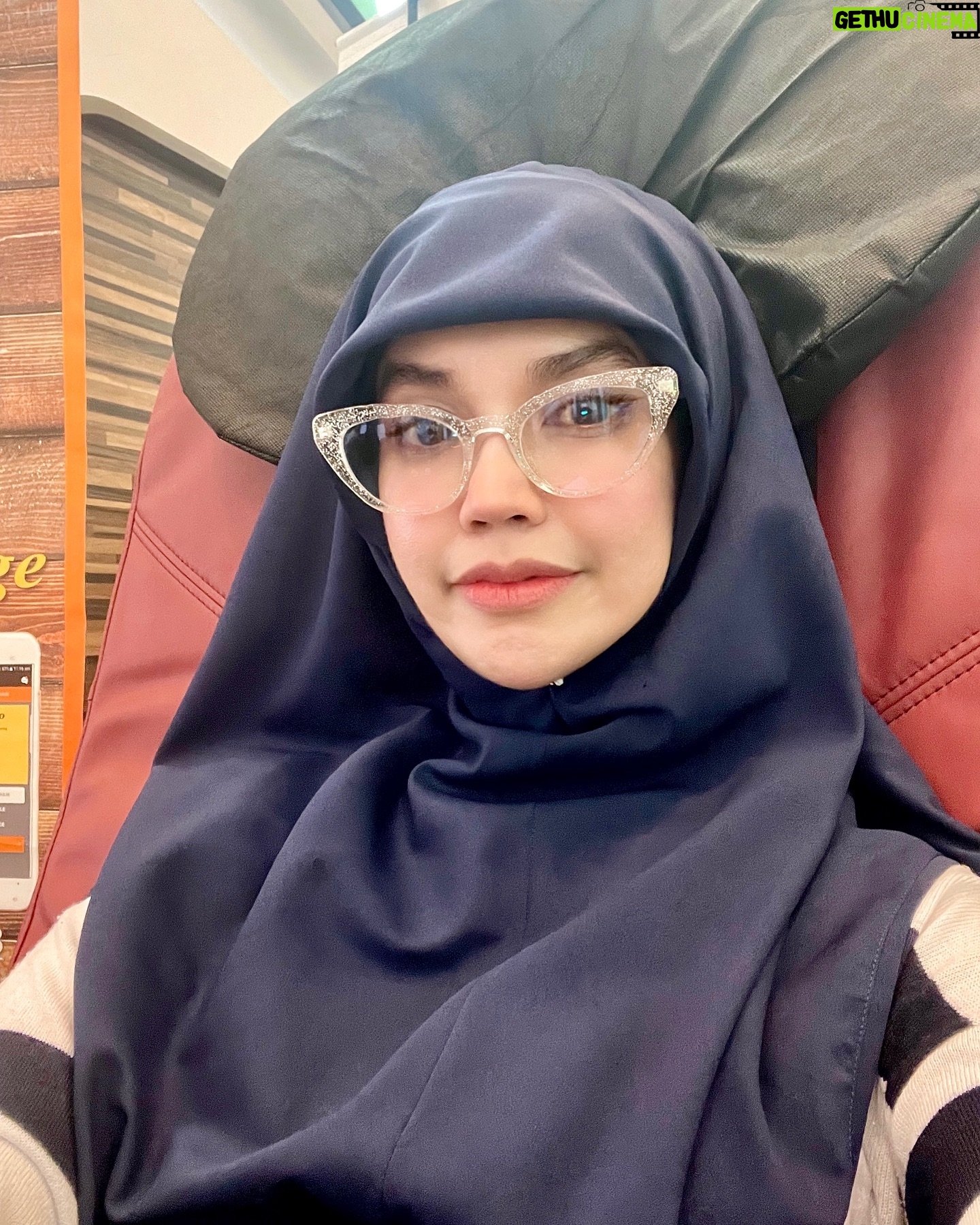 Faezah Elai Instagram - Me after a massage on the massage chair at the mall.. I was looking just fine before the massage.. Org lain dok ataih Tu after massage elok ja.. Why can’t I just be normal??? Why?? Why?? . #metryingtogetamassage #faezahelai P/S : seblom ampa tanya,that glasses from @cool.aunty