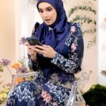 Faezah Elai Instagram – Mami penang ckp key yell!! 😂🤣 sekali sekali why not!! Nk habaq esok launching @mawarcotton Hajeera Edition..
Esok mau dok standby na!! Mami bg posing baju @mawarcotton Hajeera satu2 bg kt ampa!! 
.
#mawarcotton #hajeeraseries #faezahelai #hijabi #hijabers #hijabfashion #feelingblessed #alhamdulillah