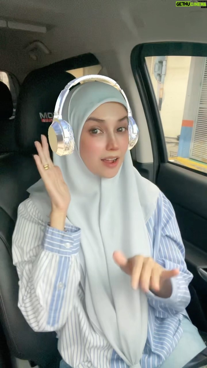 Faezah Elai Instagram - Konon nk try jugak walau tiktok video ni dh outdated.. Tp Tu lah hasil nya.. mcm dok tepok amai2 belalang kupu2 🤣😂 Kotak suis TNB pon nk enter frame video kiterrr 🤣😂 #justforfun #bilamak2maintiktok #faezahelai #fyp #fypシ