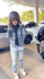 Faezah Elai Instagram - Klu kata naik motor pon boleh pakai tudung Dealova Series from @febyfaezahelai tk kalut raplah owning tk on point!! Nampak dak terlentak elok ja.. klu naik motor ngan laki pon bila turun drp motor tkdak la terkejut laki ampa tgk.. Klu pakai tudung lain,mau turun drp motor laki ampa tk tau mana kepala mana helmet!! Lekaih pi beli lani kt shopee febyfaezahelai.os klu nk beli kt tiktok pon boleh.. klu dh semua tkdak whatsapp teroih 0123095202.. haaa tkdak alasan dh tk beli!! Ada 5 colour boleh pi tgk IG @febyfaezahelai lani!! Harga RM 79 sajooo!! . P/S : Pls ignore muka berpeloh peloh tu na.. bukan muka ja.. 1 badan seropa mandi Tp tudung ttp on point!! . #tudungfaezahelai #febyfaezahelai #tudungfaezahelai #hijab #hijabi #hijabers #hijabfashion #faezahelai #tudungraya #lovelovelove