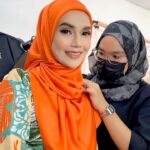 Faezah Elai Instagram – Masa ni punya ngantuk lah.. i is cannot klu org makeup2 betoi2 kan tudung,mmg boleh lena diulik mimpi.. 😂🤣
Tu dok gagah angkat mata jugak tu sbb depa dok amik bideo klu dak mmg 😴 
Sapa perangai laguni jugak? Nak kata faktor umoq,mmg drp muda sampai ke tua,org makeup ja ngantuk,dulu pi saloon depa perbetoi rambut pon ngantuk.. 
Kt rumah tk mau pulak ngantuk!! Dok insomnia sampai pagi!!haihh!!

Pandai depa style tudung,klu cheq lah mau 7 keturunan tudung tu tk siap2 😂🤣
.
Wearing baju kurung @mawarcotton hajeera edition..
Makeup by @fiqahafizi 
.
#mawarcotton #faezahelai #hajeeraseries #hijabi #hijabers #feelingblessed #alhamdulillah #lovelovelove