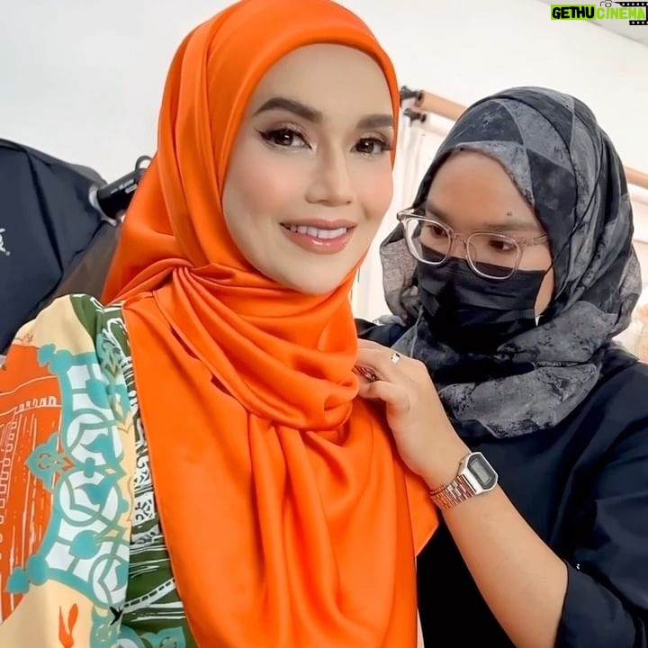 Faezah Elai Instagram - Masa ni punya ngantuk lah.. i is cannot klu org makeup2 betoi2 kan tudung,mmg boleh lena diulik mimpi.. ππ€£ Tu dok gagah angkat mata jugak tu sbb depa dok amik bideo klu dak mmg π΄ Sapa perangai laguni jugak? Nak kata faktor umoq,mmg drp muda sampai ke tua,org makeup ja ngantuk,dulu pi saloon depa perbetoi rambut pon ngantuk.. Kt rumah tk mau pulak ngantuk!! Dok insomnia sampai pagi!!haihh!! Pandai depa style tudung,klu cheq lah mau 7 keturunan tudung tu tk siap2 ππ€£ . Wearing baju kurung @mawarcotton hajeera edition.. Makeup by @fiqahafizi . #mawarcotton #faezahelai #hajeeraseries #hijabi #hijabers #feelingblessed #alhamdulillah #lovelovelove