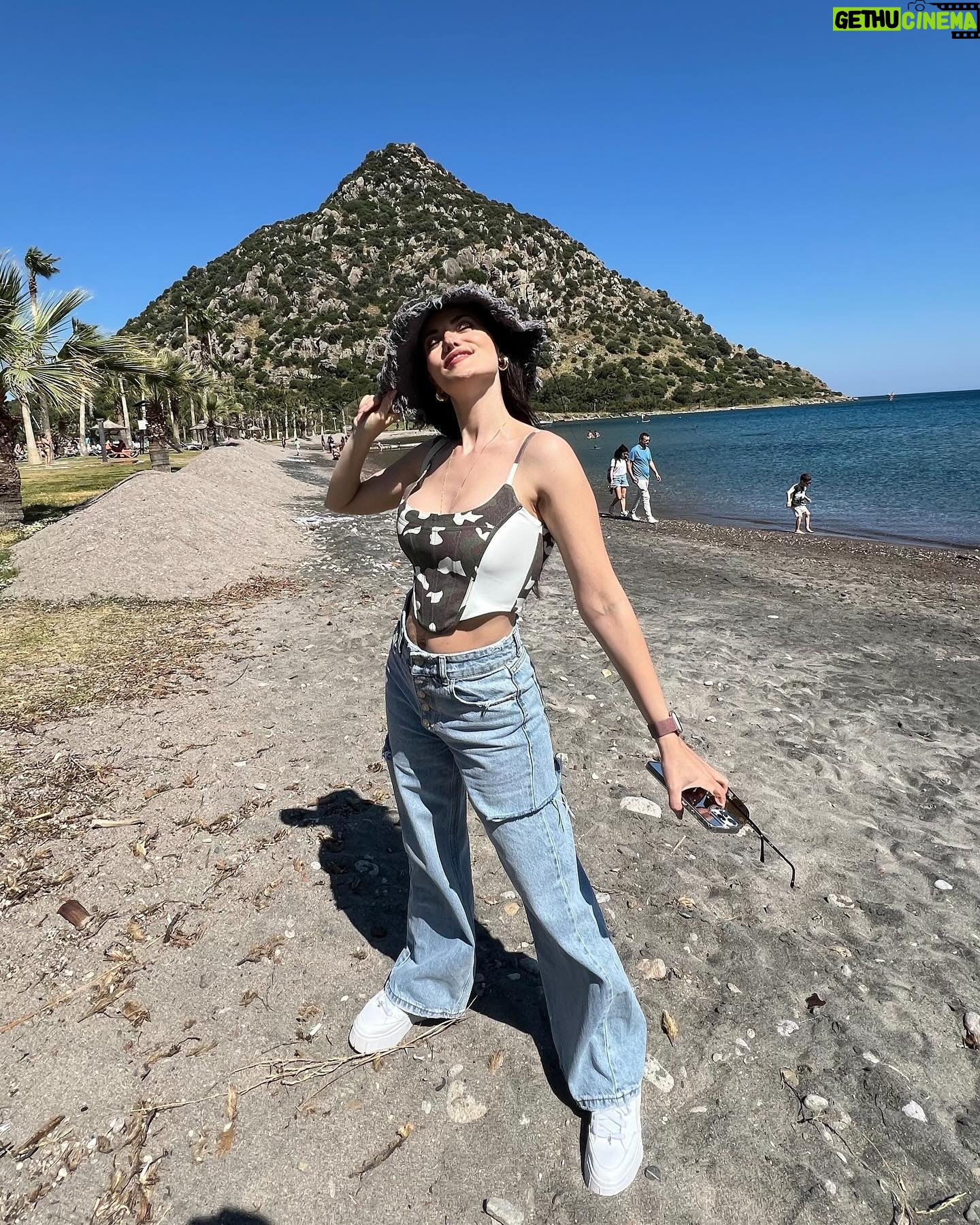 Fahriye Evcen Instagram - Welcoming summer ☀️💛
