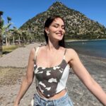 Fahriye Evcen Instagram - Welcoming summer ☀️💛