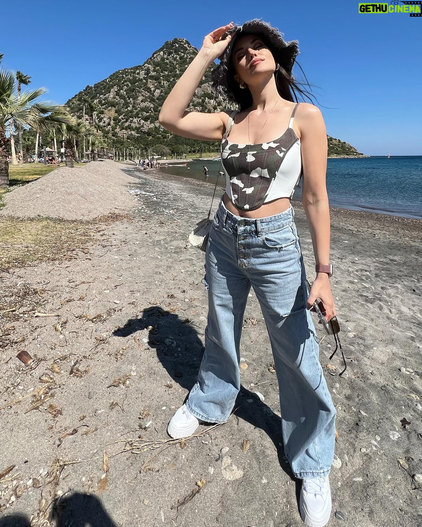 Fahriye Evcen Instagram - Welcoming summer ☀️💛