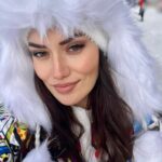 Fahriye Evcen Instagram - Say bye 👋🏻 to winter bit by bit & please phase in eagerly to spring.. 😑🍃