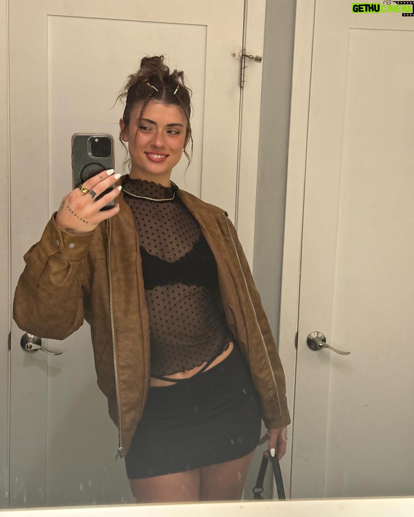 Faith Ordway Instagram - me once a month when i’m not wearing gym clothes