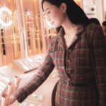Fala Chen Instagram - An incredible night at Le Grand Numero de CHANEL in Paris 🇫🇷 Merci @chanelofficial #GRANDNUMEROCHANEL #CHANELFRAGRANCE hair: @alexso_theattic makeup: @sunn.seo