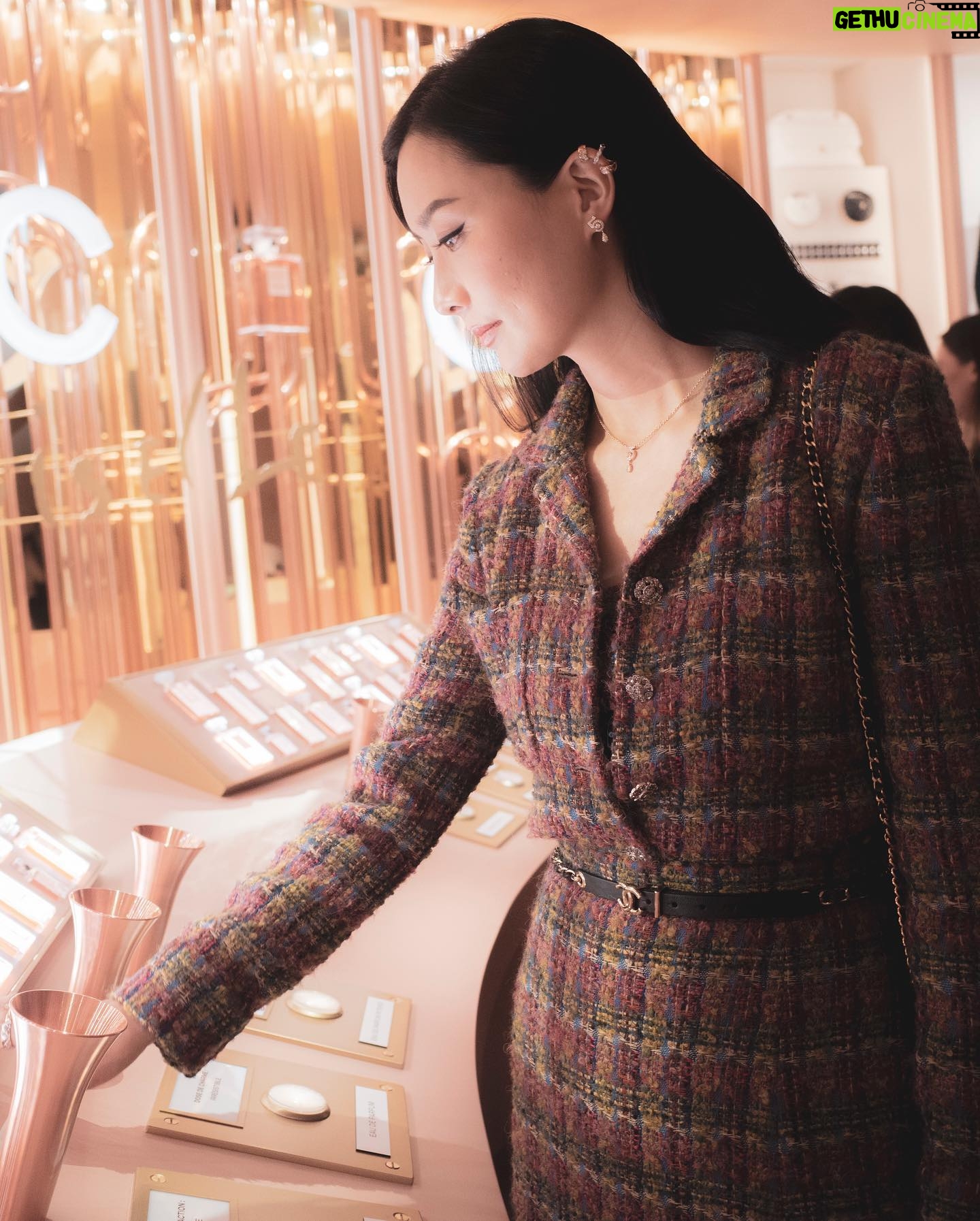 Fala Chen Instagram - An incredible night at Le Grand Numero de CHANEL in Paris 🇫🇷 Merci @chanelofficial #GRANDNUMEROCHANEL #CHANELFRAGRANCE hair: @alexso_theattic makeup: @sunn.seo