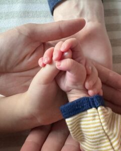 Fala Chen Instagram - We are now a family of FOUR! 👨‍👩‍👧‍👦 Big sister was so exited to meet her little brother. 💐 @emstnv