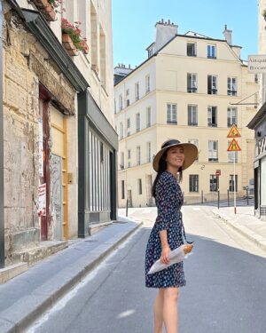 Fala Chen Instagram - bringing home the bread 🥖🇫🇷#paris #france #跟著法拉去法國 📷: @emstnv