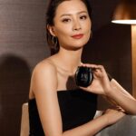Fala Chen Instagram – 放下工作的日子，我總會到處遊逛，體驗這個世界不可思議的景物，壓力便彷彿一掃而空。追尋美麗的旅途，沿路一直有 Helena Rubinstein黑繃帶面霜為我護航，日以繼夜修復肌膚，對抗皺紋。
配合同系列白繃帶面霜與小針管精華，日夜無間修護歲月痕跡，減褪細紋，緊緻滋潤， 賦予我自信光芒，從此由內綻放，成就更多經典。

@helenarubinstein_international #HelenaRubinsteinHK 
#MadameAvantGarde #BeautyBeyondTime #Replasty #黑繃帶面霜 #白繃帶面霜 #小針管精華