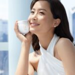 Fala Chen Instagram - 放下工作的日子，我總會到處遊逛，體驗這個世界不可思議的景物，壓力便彷彿一掃而空。追尋美麗的旅途，沿路一直有 Helena Rubinstein黑繃帶面霜為我護航，日以繼夜修復肌膚，對抗皺紋。 配合同系列白繃帶面霜與小針管精華，日夜無間修護歲月痕跡，減褪細紋，緊緻滋潤， 賦予我自信光芒，從此由內綻放，成就更多經典。 @helenarubinstein_international #HelenaRubinsteinHK #MadameAvantGarde #BeautyBeyondTime #Replasty #黑繃帶面霜 #白繃帶面霜 #小針管精華