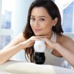 Fala Chen Instagram - 放下工作的日子，我總會到處遊逛，體驗這個世界不可思議的景物，壓力便彷彿一掃而空。追尋美麗的旅途，沿路一直有 Helena Rubinstein黑繃帶面霜為我護航，日以繼夜修復肌膚，對抗皺紋。 配合同系列白繃帶面霜與小針管精華，日夜無間修護歲月痕跡，減褪細紋，緊緻滋潤， 賦予我自信光芒，從此由內綻放，成就更多經典。 @helenarubinstein_international #HelenaRubinsteinHK #MadameAvantGarde #BeautyBeyondTime #Replasty #黑繃帶面霜 #白繃帶面霜 #小針管精華