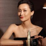 Fala Chen Instagram – 放下工作的日子，我總會到處遊逛，體驗這個世界不可思議的景物，壓力便彷彿一掃而空。追尋美麗的旅途，沿路一直有 Helena Rubinstein黑繃帶面霜為我護航，日以繼夜修復肌膚，對抗皺紋。
配合同系列白繃帶面霜與小針管精華，日夜無間修護歲月痕跡，減褪細紋，緊緻滋潤， 賦予我自信光芒，從此由內綻放，成就更多經典。

@helenarubinstein_international #HelenaRubinsteinHK 
#MadameAvantGarde #BeautyBeyondTime #Replasty #黑繃帶面霜 #白繃帶面霜 #小針管精華