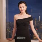 Fala Chen Instagram - 回首每個歷程，只要忠於自己，勇敢嘗試，就會創造無限可能。由心欣賞Helena Rubinstein早於120年前創立品牌，經已別具大膽創新思維，預視到只有將科技與美容結合，才能創造出真正的美麗力量，突破每個時代的規限，成就出多個美容界的第一次。背靠10年科研，Replasty黑繃帶面霜的誕生，有效對抗皺紋，修復肌膚，至今一直為面霜中的經典，賦予我自信光芒，從此由內綻放。 現在看來尋常不過的美容產品，如面霜及防水睫毛液等等，都是始創於品牌Helena Rubinstein，其深入人心的名句: 「There are no ugly women, only lazy ones 世上沒有醜女人，只有懶女人」影響現世至今，成為追尋美麗的格言。 為紀念120年傳奇，Helena Rubinstein大宅將於香港重現，讓大家一同感受Madame Rubinstein的美麗哲學，共渡一場跨越時光的美麗旅程。 @helenarubinstein_international #HelenaRubinsteinHK #MadameAvantGarde #BeautyBeyondTime #Replasty #黑繃帶面霜