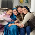 Farah Zeynep Abdullah Instagram - ~𝓭𝓲𝓵𝓻𝓾𝓫𝓪~ benim için müthiş bir anı oldu😍 çoooook teşekkür ederim @kizilcikserbetitv @goldfilmyapim en güzel ağırlandığım ve en eğlendiğim misafirlikti❤️❤️❤️ tabii rabbim bilir ama… büyük bir değişim var😉
