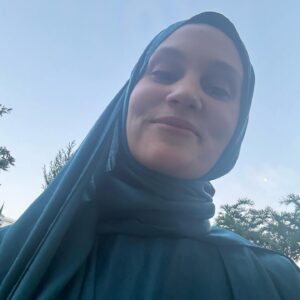 Farah Zeynep Abdullah Instagram - ~𝓭𝓲𝓵𝓻𝓾𝓫𝓪~ benim için müthiş bir anı oldu😍 çoooook teşekkür ederim @kizilcikserbetitv @goldfilmyapim en güzel ağırlandığım ve en eğlendiğim misafirlikti❤️❤️❤️ tabii rabbim bilir ama… büyük bir değişim var😉