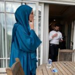 Farah Zeynep Abdullah Instagram - ~𝓭𝓲𝓵𝓻𝓾𝓫𝓪~ benim için müthiş bir anı oldu😍 çoooook teşekkür ederim @kizilcikserbetitv @goldfilmyapim en güzel ağırlandığım ve en eğlendiğim misafirlikti❤️❤️❤️ tabii rabbim bilir ama… büyük bir değişim var😉