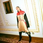 Farah Zeynep Abdullah Instagram - bu müthiş elbise için, heyecanınız ve tatlılığınız, tüm gün sırf fiziksel olarak değil, kalbinizle yanımda olduğunuzu hissettirdiğiniz için @aycaelkap ve @bengisugurell size çoook teşekkürler ❤️ sizinle çalıştığım için şanslı hissediyorum 🔥☀️ @burkhu makyajım 🤩 @mustafa_akguul saçım 🤩 📸 @sezayozturkk DEVAMI GELECEK