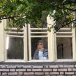 Fariba Kowsari Instagram - وقتی داشتم روزهای سختم را با دوستان مهربانم که صمیمانه کنارم بودند پشت سر میگذاشتم فهمیدم در نهایت ضعفم، قدرتمندم در نهایت شوخ طبعی ام، قاطعم،در نهایت بی طاقتی ام ، صبورم ، در نهایت شکنندگی ام ، ادامه دهنده ام ، در نهایت اضطرابم، آرامم،در نهایت محدودیتم بلند پروازم در نهایت پناهندگی ام ،پناه دهنده من در سخت ترین لحظات خودم را محک زدم ، دورتر ایستادم و به خودبه استیصال رسیده و ادامه دهنده ام نگاه کرده و دلم خواست او را بغل بگیرم من در سخت ترین روزهای زندگیم ، خودم را شناختم و قول دادم بیشتر حواسم به خودم باشد. من همیشه بیش از توانم جنگیده ام اما این روزها کمی خسته ام از همه دوستانی که در روزهای سختی که پشت سر گذاشتم کنارم بودند سپاسگزارم قدر دان محبتهای بی دریغتان هستم ……