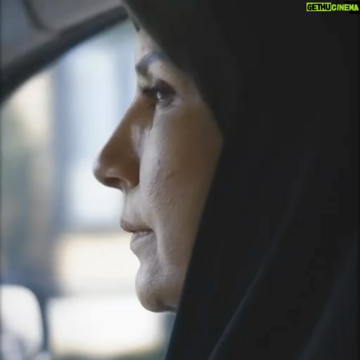 Fariba Kowsari Instagram - خسته نباشید به همه دوستان و همکاران خوبم مخصوصا احمد معظمی کارگردان خوب و کار بلدکه همیشه با انرژی و خستگی ناپذیر سر صحنه حضور داشت و تیم خوب فیلم برداری و همه عزیزان که برای این سریال زحمات زیادی کشیدند امیدوارم مهمانان خوبی برای شما بوده باشیم و از دیدن این سریال لذت برده باشید…….. ♦️فریبا کوثری/مهتاب ♦️کارگردان: احمد معظمی ♦️نویسنده: حسین ترابنژاد ♦️تهیهکننده: محمد رضا شفیعی شنبه تا سه شنبه ساعت 22 شبکه یک سیما 🔻ساخت تیزر: حسام حاجی پور @vasfesaba @ahmadmoazzami @mohammadraza_shafiei @bazpors_series #سریال_بازپرس #فریبا_کوثری #احمد_معظمی #حسین_تراب_نژاد #محمد_رضا_شفیعی #پرونده_های_فساد_اقتصادی