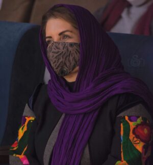 Fariba Kowsari Instagram - کرونا که تمام شد،
تا چند هفته، یا حتی چند ماه بیشتر از همیشه قدر زندگی را خواهیم دانست
کرونا که تمام شد، کافه ها و پیاده روها مملو از آدمهای شادی خواهد شد،که به جای ماسک لبخند به لب دارند.
به جای فاصله، از هم آرامش میگیرند
کرونا که تمام شد، کنار هم خواهیم نشست
و باورمان نخواهد شد که چند ماه قبل
چه روزگار غریبانه ای داشتیم عکسهای دوران قرنطینه و سختی را نگاه خواهیم کرد
و به چهره ماسک زده مان خواهیم خندید
کرونا که تمام شد، چه قدر «یادت هست»
مشترک داریم، و چه قدر افسوس برای درد تحمیلی و مبهمی که ریشه دقیقی نداشت
افسوس پاره ای عمر که در اضطراب و انزوا تباه شد
افسوس آنانی که رفته اند و برگشتی ندارند
افسوس روحی که زخم عمیق برداشته 
کرونا که تمام شد، ما آدمهای قویتری شده ایم
آدمهایی که انتهای اندوه را به چشم دیده اند، آدمهایی که پوست صبر و طاقتشان کلفت تر شده،
آدمهایی که آنقدر سیاهی دیده اند که به اندک نوری دلخوش میشوند
آدمهایی که آرام و دلخوشند به سلامتی و لبخند عزیزانشان......
آدمهایی که فقط میخواهندحال دلشان خوب باشد......
#کرونا