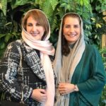 Fariba Kowsari Instagram – دوستی تنها چیزی ست که تمام نمی شود
کش می آید و با تو نفس می کش،
چشمهایت را که می بندی، خاطره های مشترکتان قاب می شوند توی قلبت…
من هم میدانم اوضاع وخیم است
میدانم حال دل همه بدجور گرفته
میدانم خیلی ها رفتند و نرسیدند
میدانم نه راه پس برایمان گذاشتند
و نه راه پیش
نه اینکه ندانم
همه اش را میدانم
اما چه کنم؟
اگر هنوز از امید، رویاهای قشنگ،
رسیدن ها و لبخند میگویم
فقط میخواهم ذره ای، تنها ذره ای
حال گل های باغچه دلت را به آرامش گره بزنم
تا شاید کبوترهای آسمان قلبت در روز تولدت لحظه ای لبخند بزنند…
دوست عزیز مهربونم هزاران بار تولدت مبارک
@fatemehgoudarzi