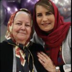 Fariba Kowsari Instagram - چگونه میتوانم عاشق مادرم نباشم وقتی که او من را اول در بدنش بعد در بازوهایش و یک عمر در قلبش نگه داشته مادرم نخستین کشور من بود نخستین مکانی که در آن زیستم مهربونترین ، عزیزترین ،همه زندگیم روزت مبارک…….