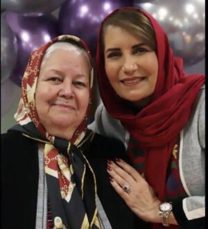 Fariba Kowsari Instagram - چگونه میتوانم عاشق مادرم نباشم 
وقتی که او من را اول در بدنش
بعد در بازوهایش 
و یک عمر در قلبش نگه داشته
مادرم نخستین کشور من بود 
نخستین مکانی که در آن زیستم
مهربونترین ، عزیزترین ،همه زندگیم 
روزت مبارک…….