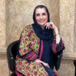 Fariba Kowsari Instagram - از یه جایی به بعد،دیگر برایم مهم نبودکه مشگلات تا کجای طاقتم پیش میرود فقط نشستم و نگاهشان کردم چیزی نگفتم،گلایه نکردم پذیرفته بودم که دنیا روال خودش را طی میکند و من هر چه بیشتر دست و پا بزنم فقط خسته تر میشوم دیگر گره های دست و پا گیر زندگی ام رابا صبر و آرامش باز میکنم من تصمیم خودم را گرفته ام مگر ما چه فرقی بادیگر ساکنین جهان داریم؟ مگر ما کجای جهان ایستاده ایم که آزادی و لبخندو شادی اینهمه بعید است؟ از اینجای زندگیم به بعد فقط زندگی میکنم………