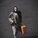 Fariba Kowsari Instagram - « رفتن » رفتن که بهانه نمیخواهد، یک چمدان میخواهد از دلخوریهای تلنبار شده و گاهی حتی دلخوشیهای انکار شده.... رفتن که بهانه نمیخواهد،وقتی نخواهی بمانی، با چمدان که هیچ بی چمدان هم میروی! « ماندن »! ماندن اما بهانه میخواهد دستی گرم ، نگاهی مهربان، دروغهای دوست داشتنی ، دوستت دارمهای که میشنوی ، اما باور نمیکنی یک فنجان چایی، بوی عود، یک آهنگ مشترک، خاطرات تلخ و شیرین...... وقتی بخواهی بمانی، حتی اگر چمدانت پر از دلخوری باشد،خالیش میکنی و باز هم میمانی..... میمانی و وقتی بخواهی بمانی، نم باران را رگبار میبینی، و بهانه ای میکنی برای نرفتنت آری آمدن دلیل میخواهد ماندن بهانه ورفتن هیچکدام ..... پی نوشت : عکس مربوط به فیلم شرقی