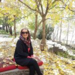 Fariba Kowsari Instagram - پاییز آشناست مثل عزیزی که از سفر برگشته، مثل رفیقی که بعد از مدتها به دیدنت آمده،مثل بخار برخاسته از چای داغی که با لذت و اشتیاق مینوشی، مثل عطر خاک باران خورده،مثل طعم گس خرمالو درهوای ابری، مثل بوی تند نارنگی، مثل صدای باران در شبی سرد پاییز را دوست دارم حتی اگر غمگینم کند حتی اگر در چمدان نارنجی و کهنه اش، برایم هیچ اتفاق دلپذیری کنار نگذاشته باشد حتی اگر تنها و غمگین تمام خیابان را قدم بزنم،حتی اگر باران ببارد و خیس شوم، حتی اگر شب باشد و سردم باشد و از خانه دور باشم باز هم پاییز را دوست دارم پاییز فصل بی نظیری است آدمها را به فکر وا می دارد و یاد هم میاندازد و دلها را به هم نزدیک میکند….. مهم ترین درسی که از پاییز می آموزیم این است که « تغییر» میتواند زیبایی آفرین باشد.