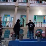Fariba Kowsari Instagram - «کن – پامنار» در ایستگاه پایانی فیلم سینمایی #کن_پامنار به کارگردانی #اشکان_درویشی و تهیه‌کنندگی #شیما_جبرائیلی‌پور این روزها آخرین مراحل تدوین، صداگذاری و اصلاح رنگ و نور را پشت سر می‌گذارد تا برای اکران عمومی و حضور در جشنواره‌های خارجی آماده شود. پخش بین‌المللی فیلم سینمایی «کن - پامنار» به عهده گروه پخش بین‌المللی فرست اسکرین به مدیریت سولماز اعتماد است. «کن - پامنار» که بر اساس طرحی از اشکان درویشی و با فیلمنامه سیروس همتی ساخته شده، روایتی از زندگی کودکان کار در محله‌های فقیرنشین مناطق پایین شهر تهران و حمایت از دختران مظلوم افغانستان است. درآمد حاصل از بلیت‌فروشی «کن - پامنار» از طریق موسسه خیریه فرشته‌های بهشتی که در تولید این فیلم نیز همکاری کرده، در اختیار نیازمندان قرار می‌گیرد. #سیامک_صفری، #بابک_نوری، #علیرضا_استادی، #ندا_حسینی، #سیروس_همتی و #مهدی_تارخ و با حضور افتخاری #فریبا_کوثری در این فیلم نقش‌آفرینی کرده‌اند. همچنین حسین شریفی، میلاد ترقی‌خواه، احمد جعفری، عیسی حسینی با معرفی رابیه میرزاد، علی باباجانی، علیرضا دانیال پور، لیان عباس زاده، سمیرا محمدی، محمد خاوری و بازیگر نوجوان: آناهیتا کاربین به عنوان بازیگران اصلی «کن پامنار» هستند و بازیگران دیگر این فیلم نیز عبارتند از: جواد جوینده میرزا، مهشید خسروی، شقایق افروغی، شراره خسروانی نژاد، محمد حسین عابدینی، صغری محاصری، یاشار ابراهیمی، حمید پیمان، مجتبی تاجیک، محمدامین قاسمی و صفورا برسان. سایر عوامل «کن - پامنار» : مدیر و مشاور پروژه: فریبا کوثری، نویسنده: سیروس همتی براساس طرحی از اشکان درویشی، مجری طرح: موسسه نقطه عطف سینما تئاتر (آسیه اسدزاده)، دستیار اول کارگردان: بهزاد صفار، مدیر برنامه‌ریزی: حدیث کریمیان، منشی صحنه: صفورا برسان، تصویربردار و عکاس صحنه و پشت صحنه: سالار مجد، تدوین فیلم پشت صحنه: حسین خدارتی، جلال داروکی، مدیر فیلمبرداری: محمد مقیمی، تدوین، ساخت تیزر و آنونس: امیرحسین تحسینی، اصلاح رنگ و نور: بهمن قهاری، کانفورم، سلاله سلیمی طاری، مدیر صدابرداری: علیرضا کریم‌نژاد، طراحی و ترکیب صدا: سید محمود موسوی‌نژاد، طراح چهره‌پردازی: دانیال شعاعی، مجری چهره‌پردازی: میترا گیوه‌چی، موسیقی متن: امیرهوشنگ شاهرخی، تیتراژ پایانی: سالار عقیلی طراح صحنه و لباس: اشکان درویشی، هماهنگی: امیر گلستانی، جانشین تهیه‌کننده: موسسه خیریه فرشته‌های بهشتی، مدیر تولید: مهشید خسروی ؛ جانشین تولید : علی نعمتی مدیرتدارکات علی کوثری مشاور رسانه ای و روابط عمومی :مریم قربانی نیا ، سیدحسین رسولی