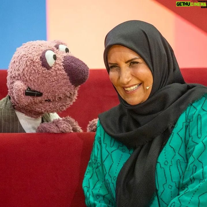 Fariba Kowsari Instagram - . امشب سه شنبه هفتم تیرماه از ساعت یازده شب ؛ شبکه نسیم با برنامه زیبای خندوانه همراه با مجری و بازیگر توانمند رامبد جوان عزیز و جناب خان دوست داشتنی مهمان خانه های گرم شما هستیم به امید همراهی نگاه مهربان شما عزیزانم⚘️ بازپخش روز آتی : ساعت چهار صبح ؛ یازده صبح و پنج عصر از شبکه نسیم . سپاس ویژه از مریم ناظران عزیزم و همه عوامل خوب و دوست داشتنی خندوانه و تهیه کننده محترم @maryam.nazeran با سپاس از همراهی همیشگی دوست خوب و هنرمندم مریم یاستی نازنین @maryamyasti و زحمات دوست عزیزم لی لی رضایی @lilirezaeemakeup . . . #خندوانه #فریبا_کوثری #شبکه_نسیم
