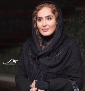 Fariba Kowsari Instagram - مسافر بی بدرقه من آنقدر بی صدا رفتی، که از وداع جا ماندیم با اشکهای چشمهایمان آبی پشت سرت میریزیم و به خدای مهربان میسپاریمت فصل مشترک ما در دلنوازان همیشه برایم از خاطرات خوب با تو به یادگار خواهد ماند…… خداحافظ دختر مهربان سرزمینم